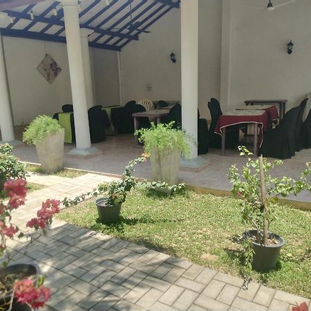 Blue Bell Hotel Negombo Exterior foto